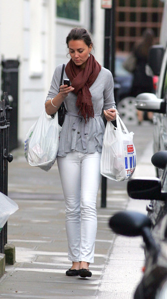 kate-middleton-white-skinny-jeans-shopping-stylechi.jpg