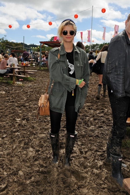 Pixie-Geldof-Best-Looks-StyleChi-Round-Sunglasses-Wellies-Khaki-Army-Jacket-Brown-Satchel-Bag-Beanie-Blonde